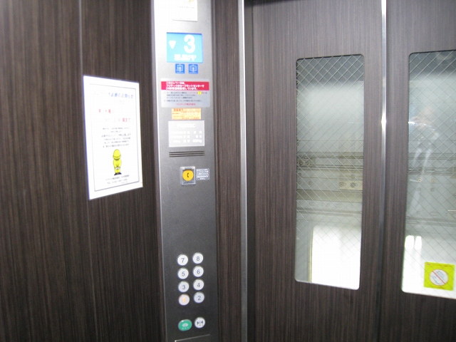 エレベーター内部